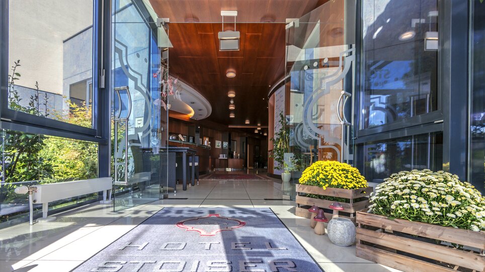 Eingang zum Hotel Stoiser Graz, ideal für Geschäftreisen und Konferenzen. | © Hotel Stoiser Graz