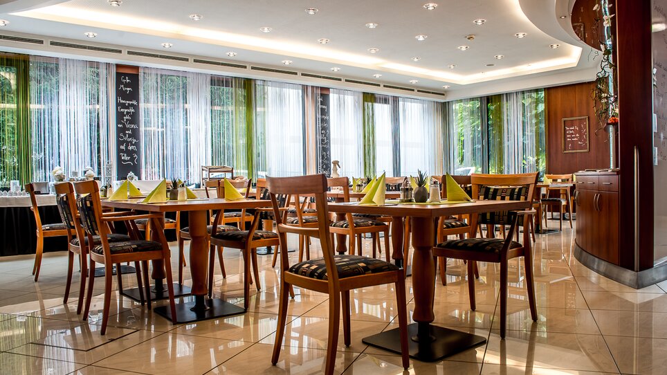 Interior of the restaurant at Hotel Stoiser Graz featuring tables and decorated chairs. | © Hotel Stoiser Graz