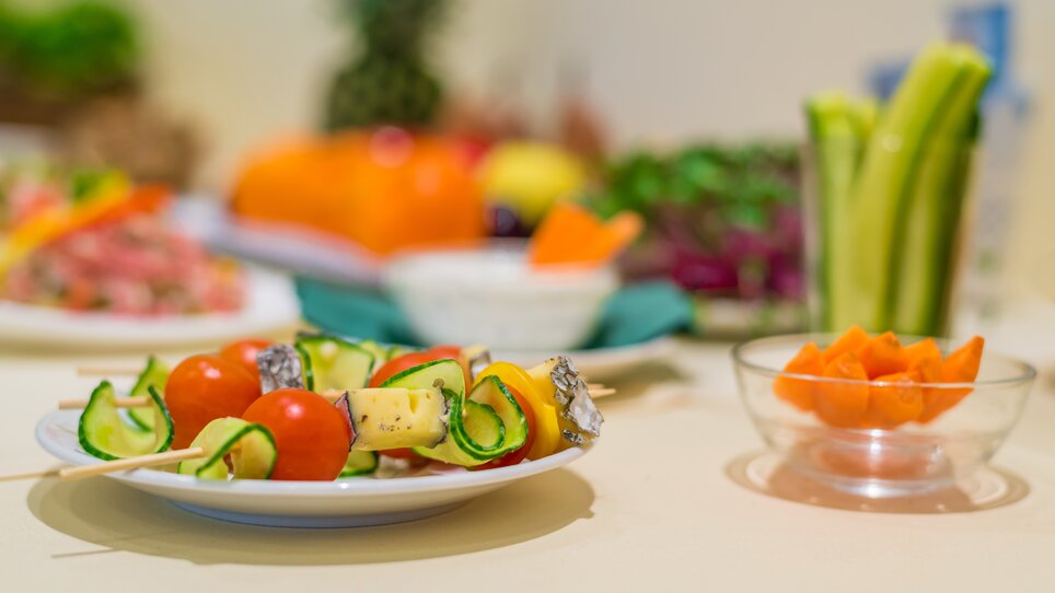 Leckere Gemüsespieße und Karotten in einem Glas im Hotel Stoiser Graz. | © Hotel Stoiser