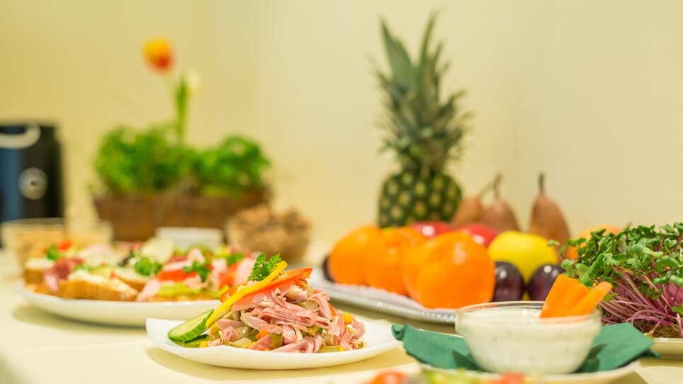 Buffet mit verschiedenen Speisen und Obst im Hotel Stoiser Graz. | © Hotel Stoiser
