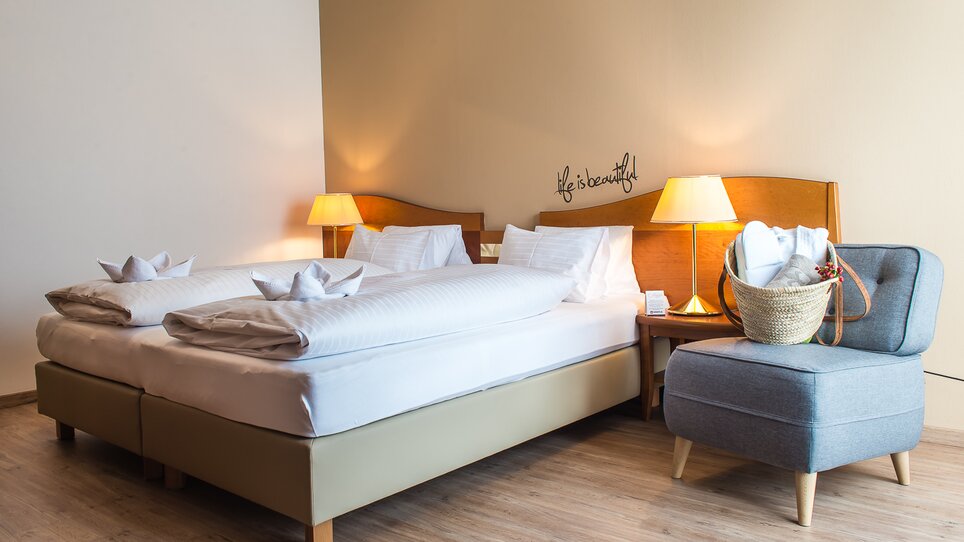 Doppelzimmer im Hotel Stoiser Graz mit zwei Betten und stilvoller Einrichtung. | © Hotel Stoiser