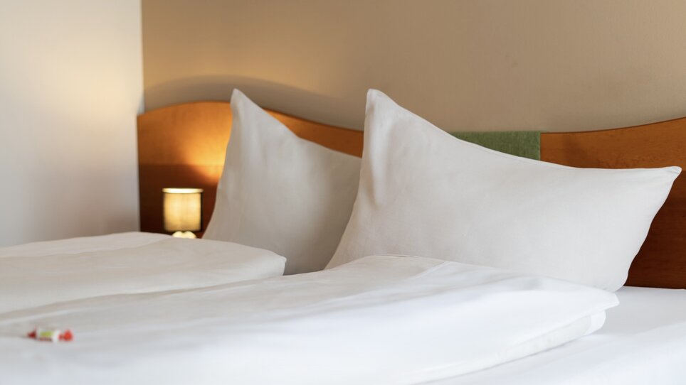 Two pillows on a bed in Hotel Stoiser Graz. | © Hotel Stoiser Graz