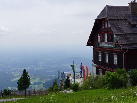 Das Stubenberghaus mit Blick auf die Landschaft, ideal für Seminare. | © Stubenberghaus