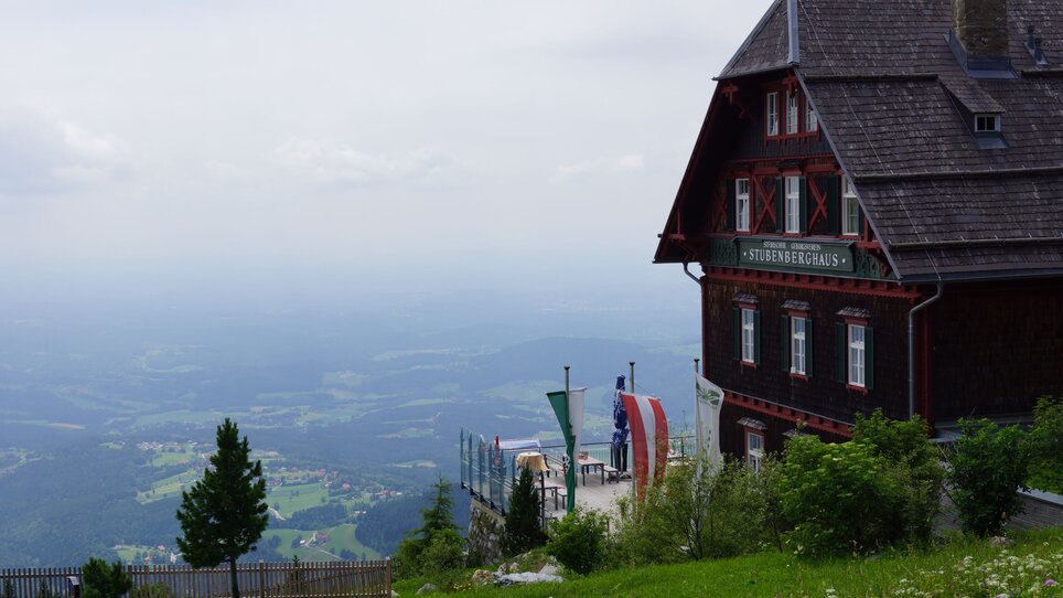 Das Stubenberghaus mit Blick auf die Landschaft, ideal für Seminare. | © Stubenberghaus