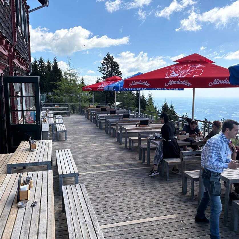 Terrasse des Stubenberghauses mit Ausblick und Gästen. | © Stubenberghaus