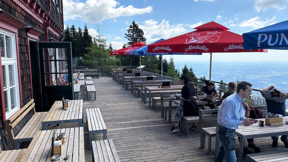 Terrasse des Stubenberghauses mit Ausblick und Gästen. | © Stubenberghaus