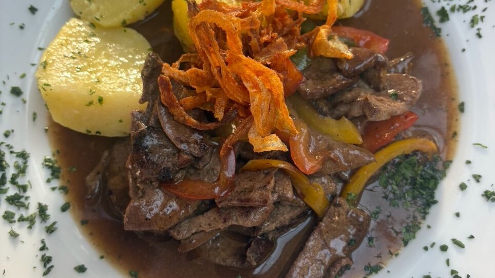 Geröstete Leber, Gemüse und Beilagen serviert auf weißem Teller im Stubenberghaus am Schöckl Plateau. | © Stubenberghaus