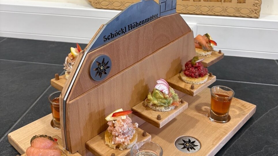 Ein Holzbrett mit Vorspeisen und Getränken im Stubenberghaus. | © Stubenberghaus