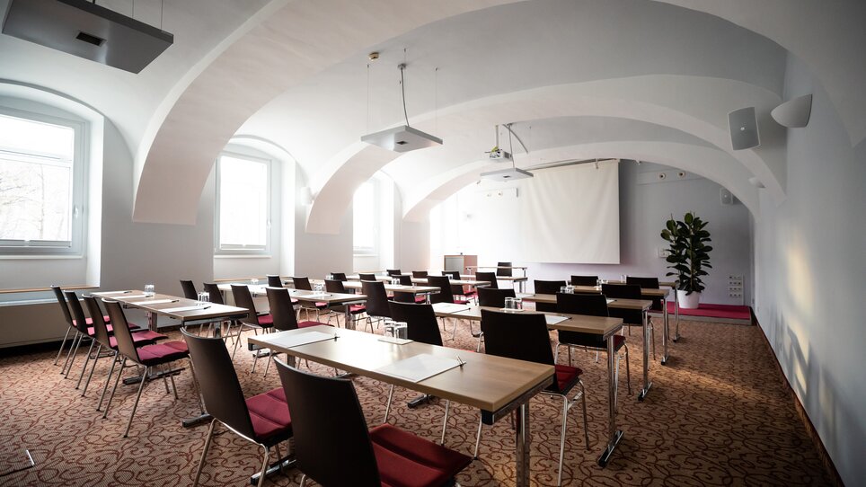 Business-Tagungsraum im Hotel Weitzer mit Tischen und Stühlen, bereit für eine Konferenz. | © Florian Weitzer Hotels & Restaurants