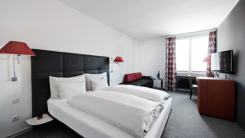 Hotelzimmer im Hotel Das Weitzer mit Doppelbett und Fernseher. | © Florian Weitzer Hotels & Restaurants