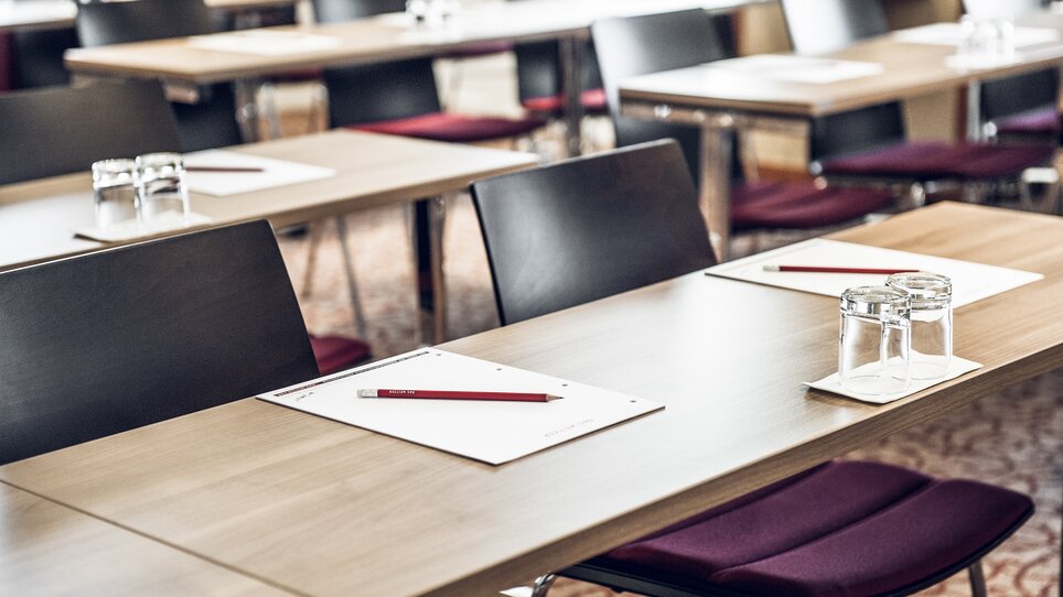 Tagungsraum im Hotel Das Weitzer, vorbereitet für Konferenzen. | © Florian Weitzer Hotels & Restau