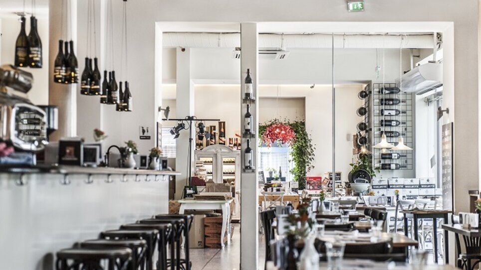 Innenansicht des Restaurants im Hotel Das Weitzer mit Tischen und bankettartiger Sitzgelegenheit. | © Florian Weitzer Hotels & Restaurants