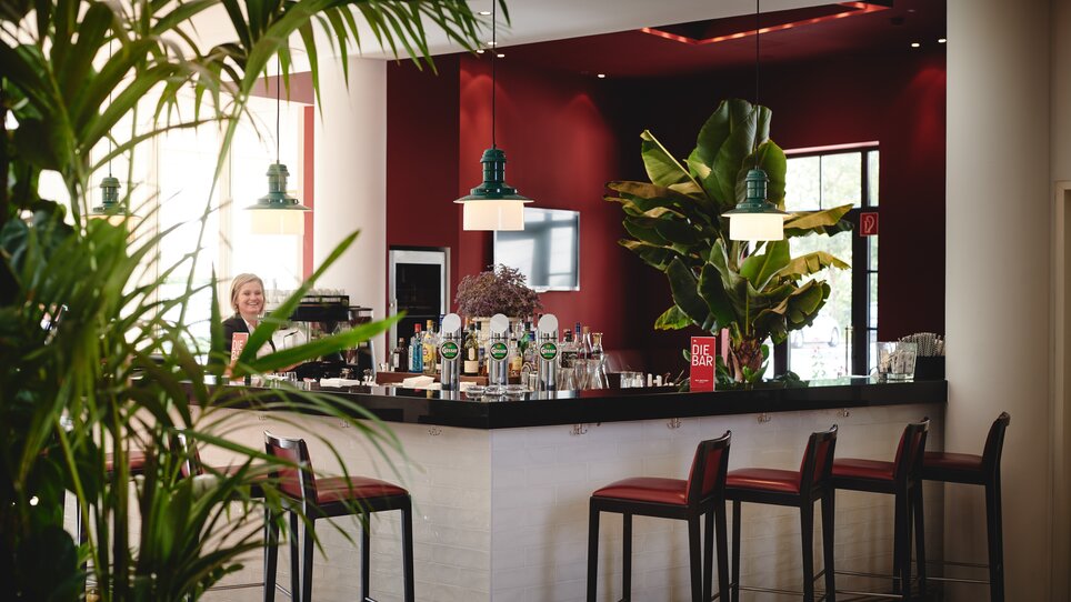 Die Bar im Hotel Das Weitzer mit Pflanzen und Sitzgelegenheiten. | © Florian Weitzer Hotels & Restaurants