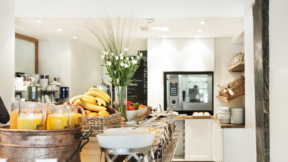 Ein Frühstücksbuffet im Hotel Das Weitzer mit Obst, Säften und modernen Geräten. | © Florian Weitzer Hotels & Restaurants
