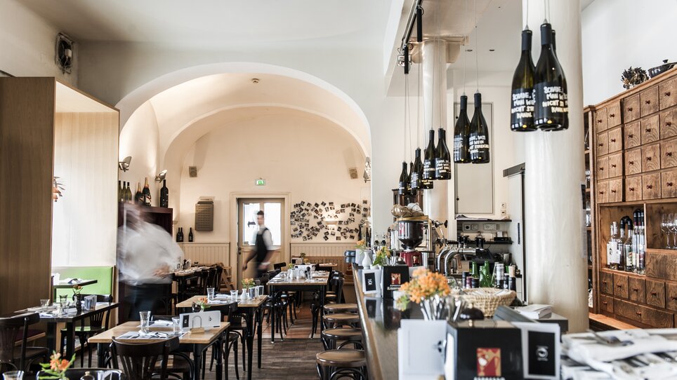 Innenansicht des Restaurants Der Steirer im Hotel Das Weitzer mit Tischen und Stühlen. | © Florian Weitzer Hotels & Restaurants