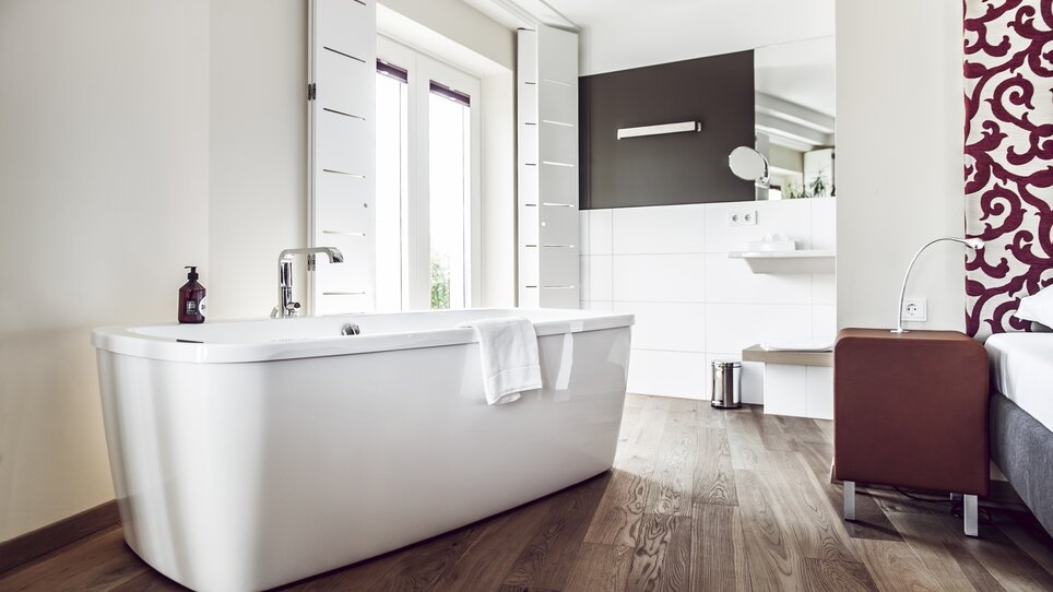 Schließlich ist dieses Badezimmer hell mit einer freistehenden Badewanne im Hotel Das Weitzer. | © Florian Weitzer Hotels & Restaurants