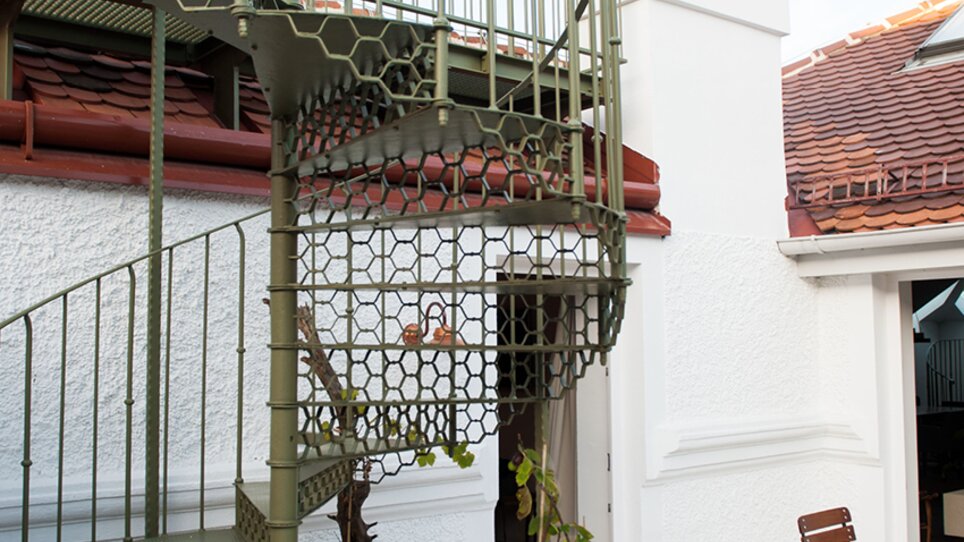 Spiraltreppe im Außenbereich des Hotels Das Weitzer in Graz. | © Florian Weitzer Hotels & Restaurants