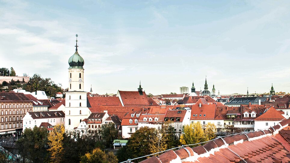 Panoramablick von der Dachterrasse des Hotel Weitzer auf Graz mit dem Grazer Uhrturm und Fluss Mur. | © Florian Weitzer Hotels & Restaurants