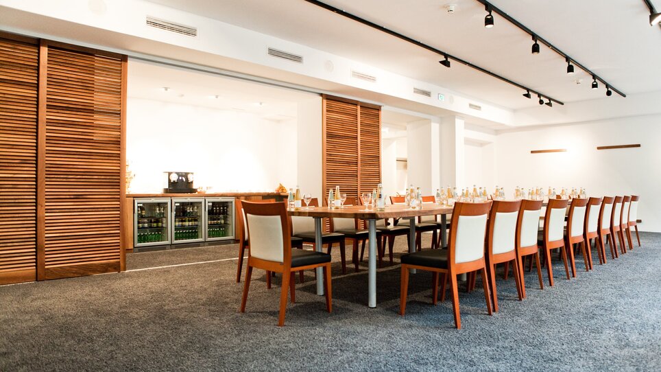 Ein Tagungsraum im Grand Hôtel Wiesler, vorbereitet für eine Konferenz mit Tischen und Stühlen. | © Florian Weitzer Hotels & Restaurants