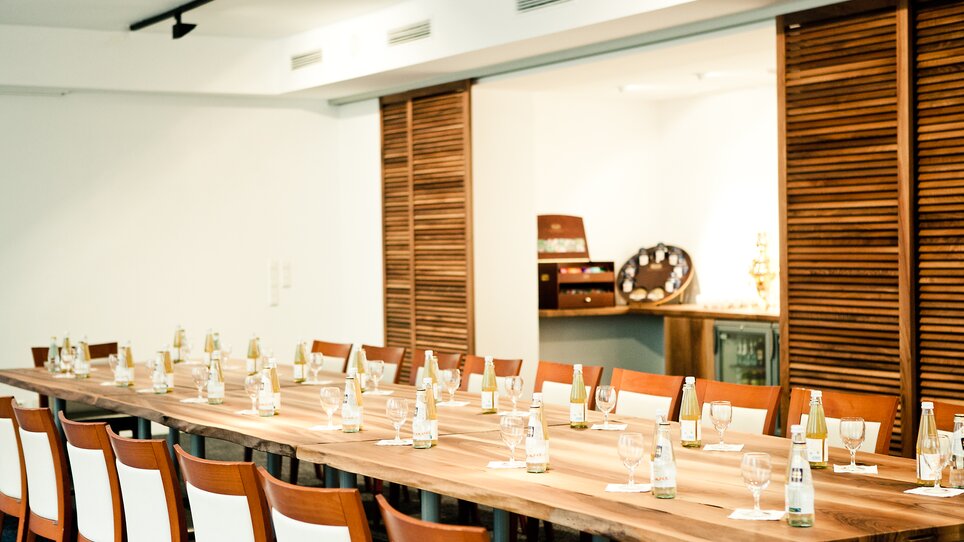 Room at Grand Hôtel Wiesler prepared for a business conference with bottles and glasses. | © Florian Weitzer Hotels & Restaurants