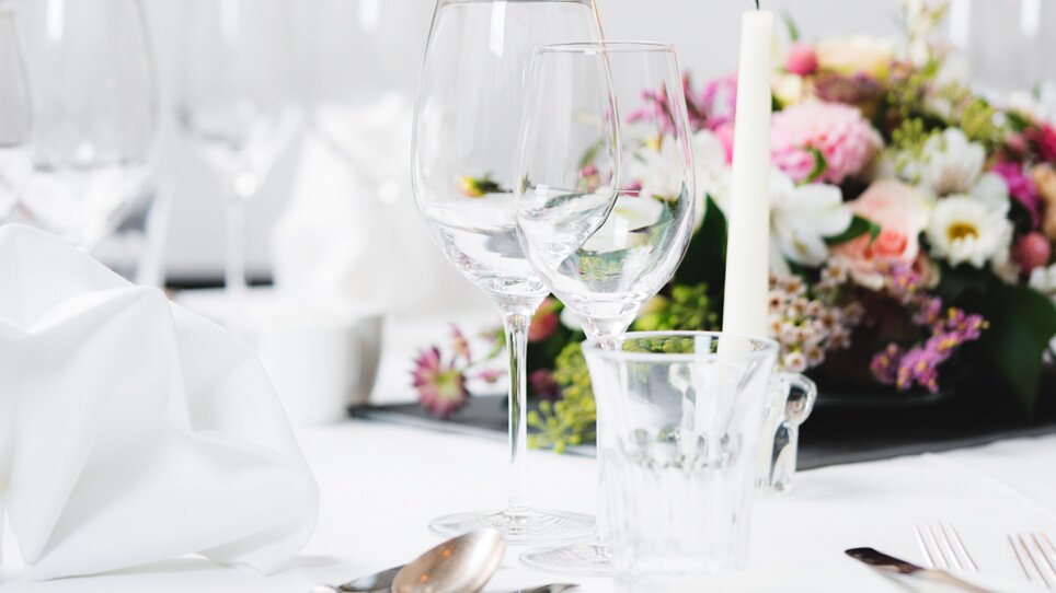 Eingerichteter Tisch im Grand Hôtel Wiesler mit Blumen und Kerzen. | © Florian Weitzer Hotels & Restaurants