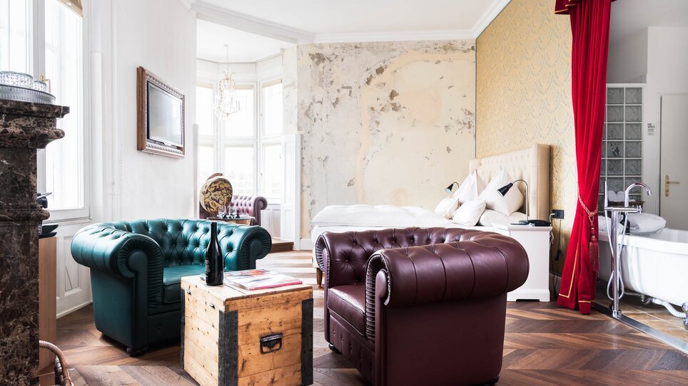 Lounge-Bereich im Grand Hôtel Wiesler mit Chesterfield-Sesseln und rustikalem Tisch. | © Florian Weitzer Hotels & Restaurants