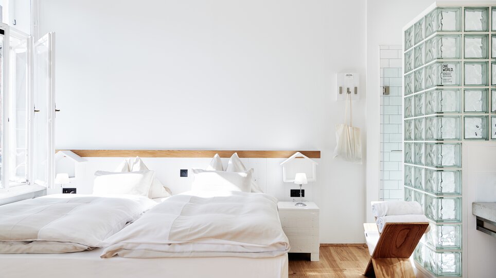 Ein Doppelzimmer hell und geräumig, mit großem Bett und Glasdusche im Grand Hôtel Wiesler. | © Florian Weitzer Hotels & Restaurants