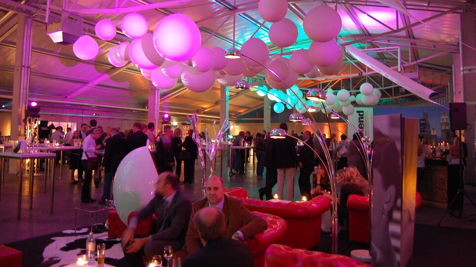 Moderne Eventlocation mit stilvoller Beleuchtung für Netzwerktreffen. Flexible Möblierung und ansprechende Architektur in Graz. | © 4Events