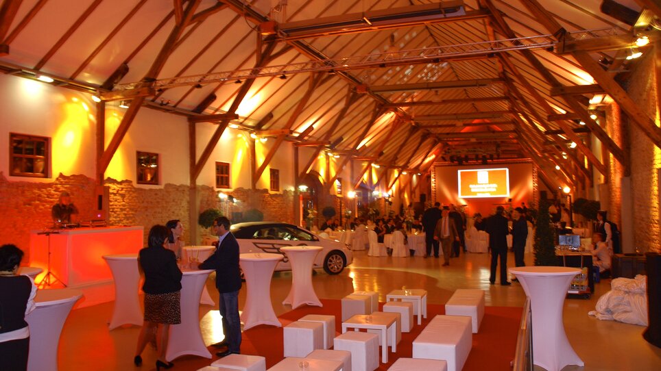 Elegante Eventlocation in Graz mit hochwertiger Ausstattung. Der großzügige Raum bietet verschiedene Möbeloptionen, moderne Medientechnik und eine ansprechende Beleuchtung. | © 4Events