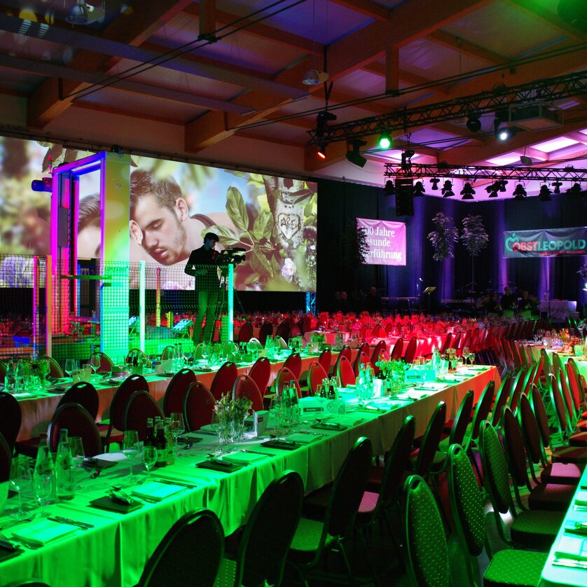 Großer Veranstaltungsort mit festlicher Tafel und moderner Technik in Graz, geeignet für Konferenzen und Business-Events. | © 4Events