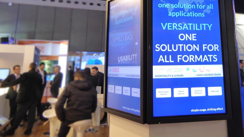 Der Messestand präsentiert ein digitales Beschilderungsdisplay mit Informationen über vielseitige Nutzungsmöglichkeiten. Hochwertige Technik wird für Veranstaltungen in Graz genutzt. | © AMB GmbH