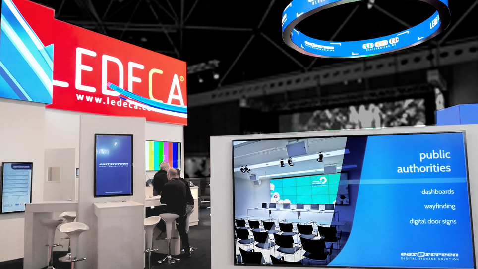 Moderne Messefläche mit Raum für Business-Meeting. Hochwertige Möbel, digitale Medientechnik und LED-Anzeigen sind vorhanden. Eventlocation 4Events. | © AMB GmbH