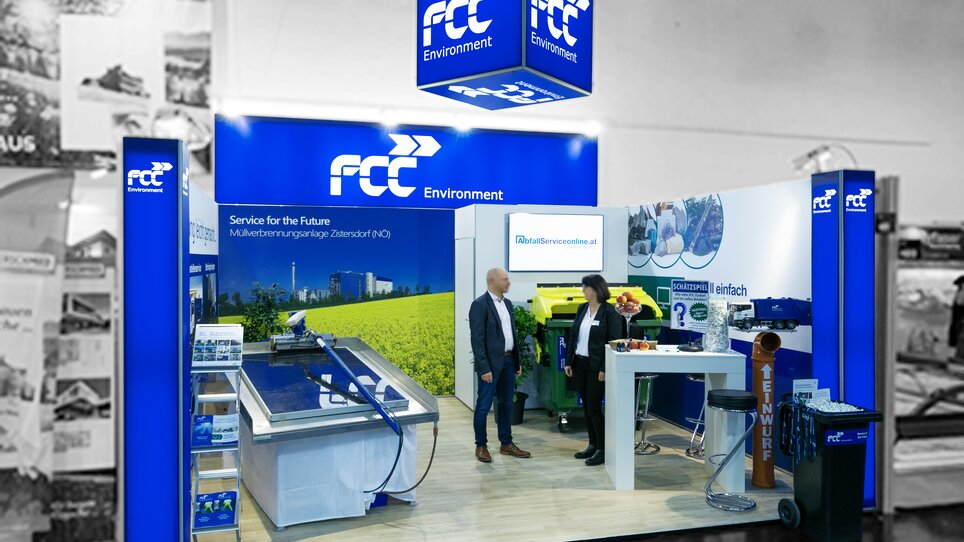 Moderne Messestände für FCC Environment mit Präsentationstheke und Plakaten. Marktgerechte Ausstattung für Netzwerktreffen in Graz. | © AMB GmbH