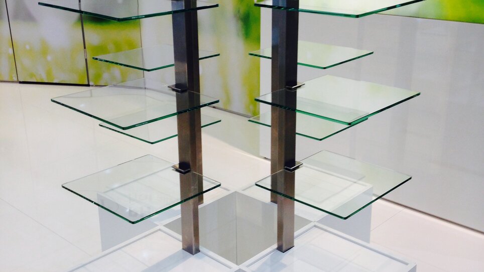 Zwei Glasregale auf weißen Sockeln, ideal für moderne Veranstaltungsorte. AMB bietet flexible Nutzungsmöglichkeiten. | © AMB GmbH