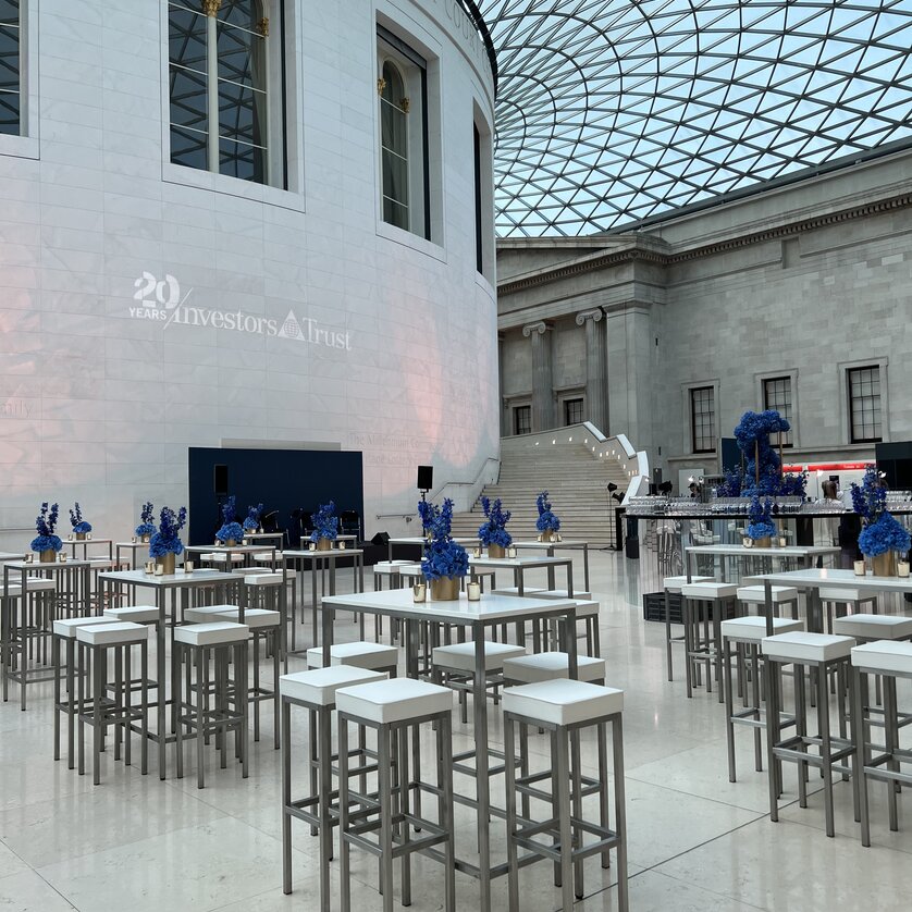 Der Innenraum eines modernen Veranstaltungsortes für eine Konferenz mit Tischen und blauen Blumen. | © C. Weidenholzer