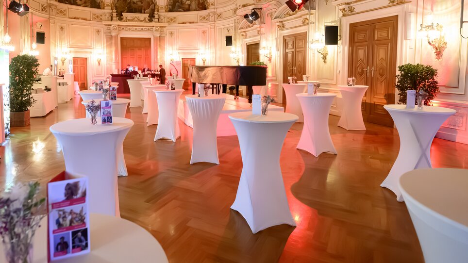 Ein stilvoller Raum mit Stehtischen für eine Tagung oder ein Networking-Event. | © Ivents Kulturagentur