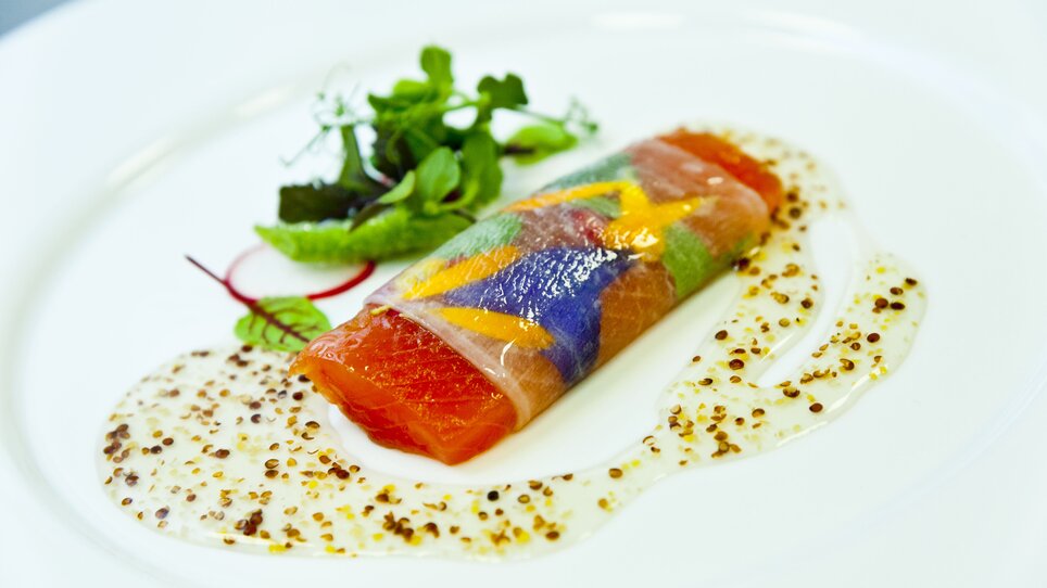An artistically arranged sushi dish featuring colorful fillings and garnishes. | © Revita Gastronomie