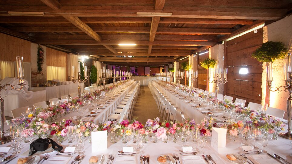 Festively arranged table with flower decorations in a venue. | © Revita Gastronomie