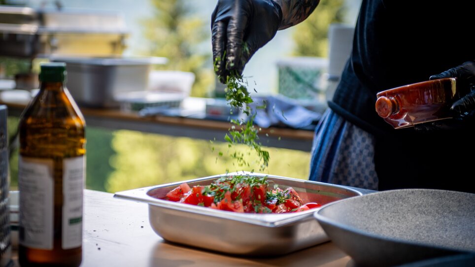 In der Underground Kitchen werden frische Tomaten und Kräuter zubereitet. Eine professionelle Küche mit hochwertiger Ausstattung. | © Alex Rauch