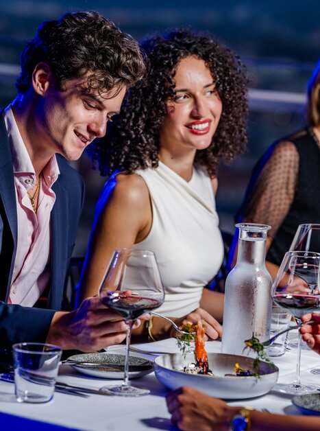 Young people enjoying a stylish dinner at sunset. | © Graz Tourismus - Mias Photoart
