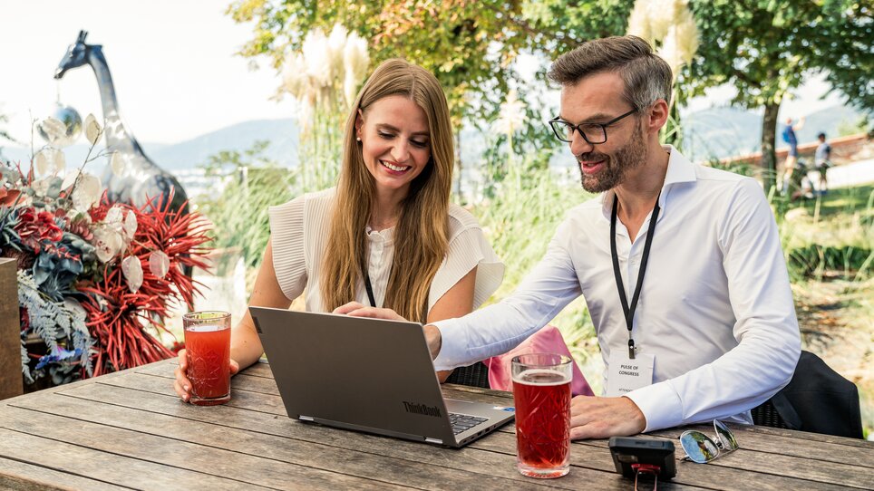 Zwei Personen arbeiten gemeinsam am Laptop während eines Meetings in Graz. | © Graz Tourismus - Mias Photoart