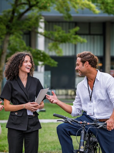 Three people discussing during a meeting at Messe Graz. | © Graz Tourismus - Mias Photoart