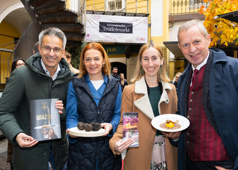 Bild vom Trüffelfestival in Graz: v.l.: Dieter Hardt-Stremayr/Geschäftsführer Graz Tourismus, Beatrice Berner/Projektmanagerin GenussHauptstadt Graz, Simone Schmiedtbauer/Landesrätin, Kurt Hohensinner/Stadtrat | © Graz Tourismus - Werner Krug