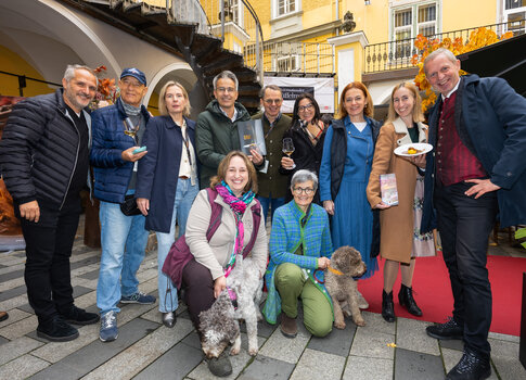 Trüffelfestival Graz 2025: v.l.: Dieter Hardt-Stremayr/Geschäftsführer Graz Tourismus, Beatrice Berner/Projektmanagerin GenussHauptstadt Graz, Simone Schmiedtbauer/Landesrätin, Andrea-Jöbstl-Prattes/Marketingleiterin Wein Steiermark, Günter Hirner/Geschäftsführer GBG, Kurt Hohensinner/Stadtrat, Claudia Rossbacher/Autorin mit Ehemann Hannes Rossbacher, Giuseppe Perna/Geschäftsführer Ivents Kulturagentur, Gabriele Sauseng und Marion Weissenbrunner/Trüffelexpertinnen mit Trüffelhunden | © Graz Tourismus - Werner Krug