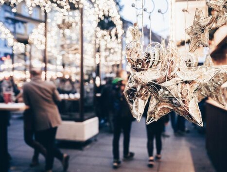 A Christmas market with glittering stars and lights in Graz. | © Nomad Epicureans