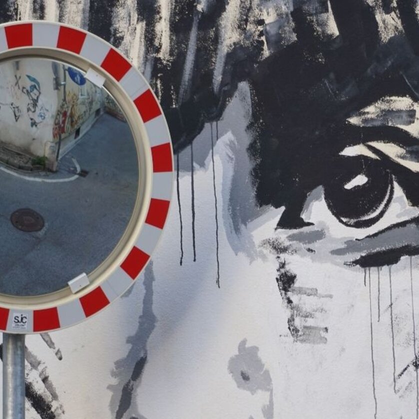 Detail eines schwarz weißen Graffiti  | © Ruth Nezmahen