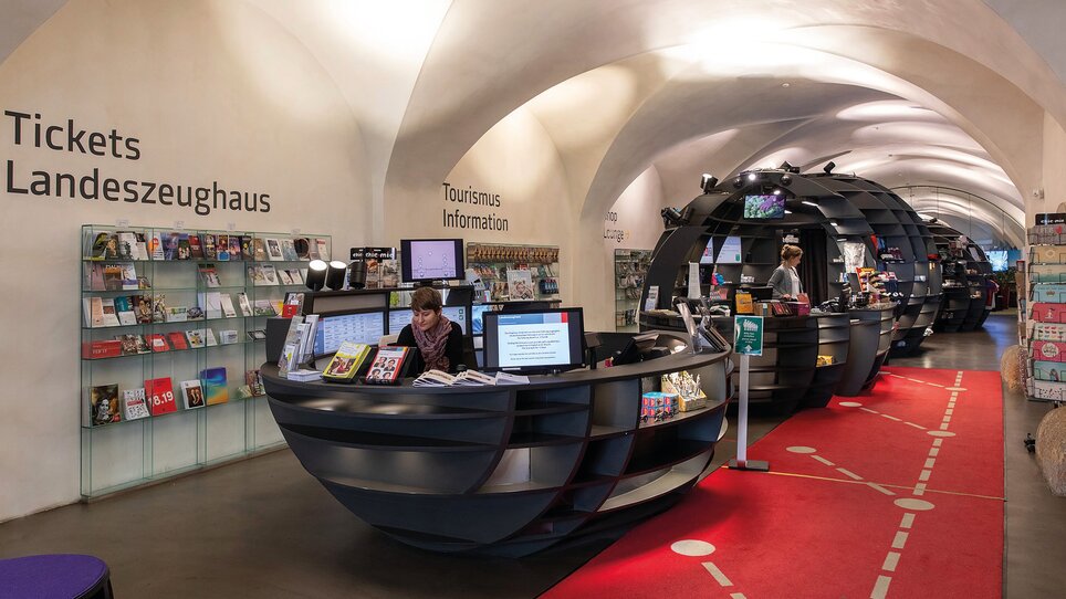 Modern tourist info center in Graz with ticket sales and informational materials. | © Graz Tourismus - Harry Schiffer