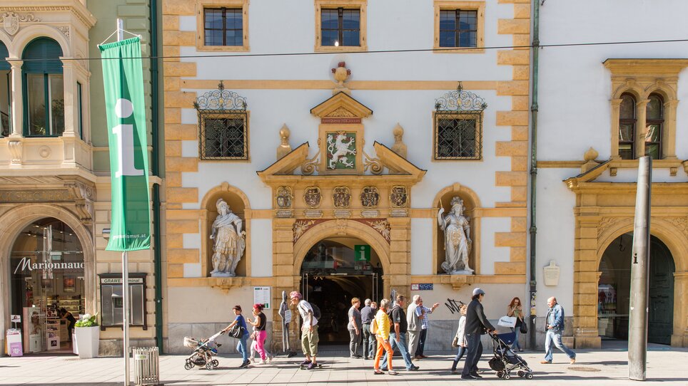 People walking in front of a historic building in Graz. | © Graz Tourismus - Harry Schiffer