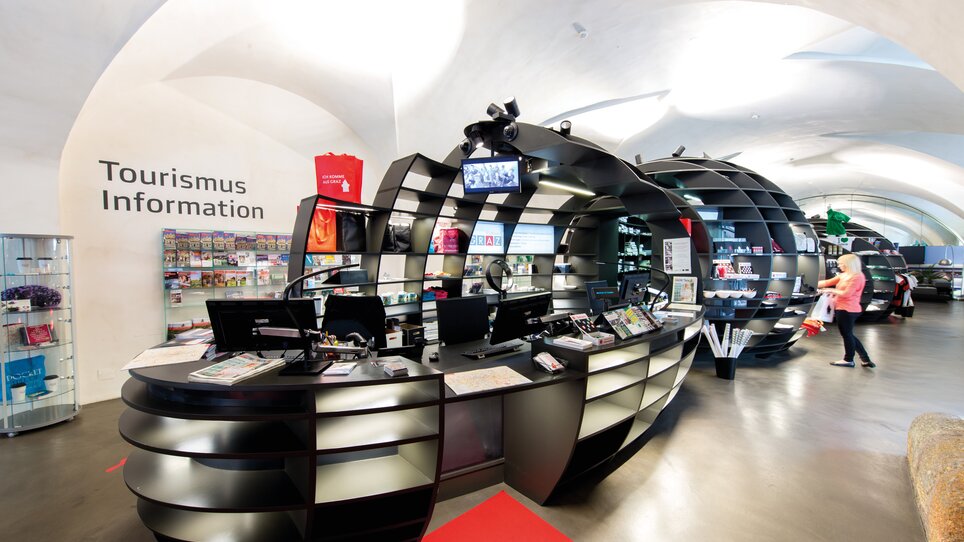 Modern tourist information desk with black reception and brochures. | © Graz Tourismus - Harry Schiffer