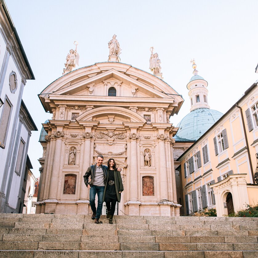 Coppia sui gradini del mausoleo accanto al duomo di Graz. | © Graz Tourismus